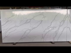 Plaques de quartz préfabriquées de 126 x 63' Plateaux de salle de bain en quartz de l'île blanche