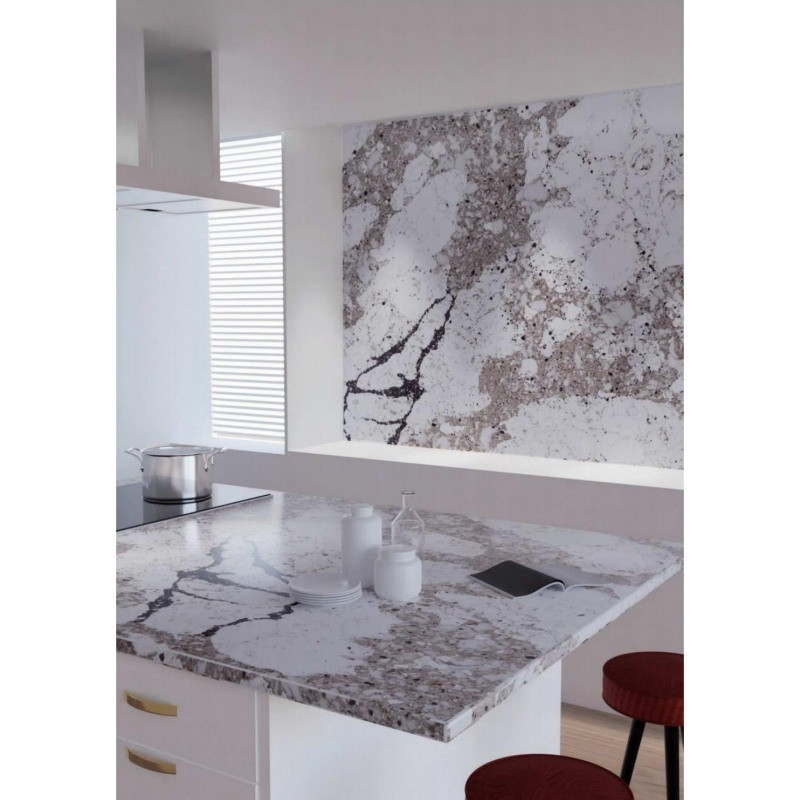 Un comptoir en quartz solide aux couleurs variées ressemblant à du marbre et du granit