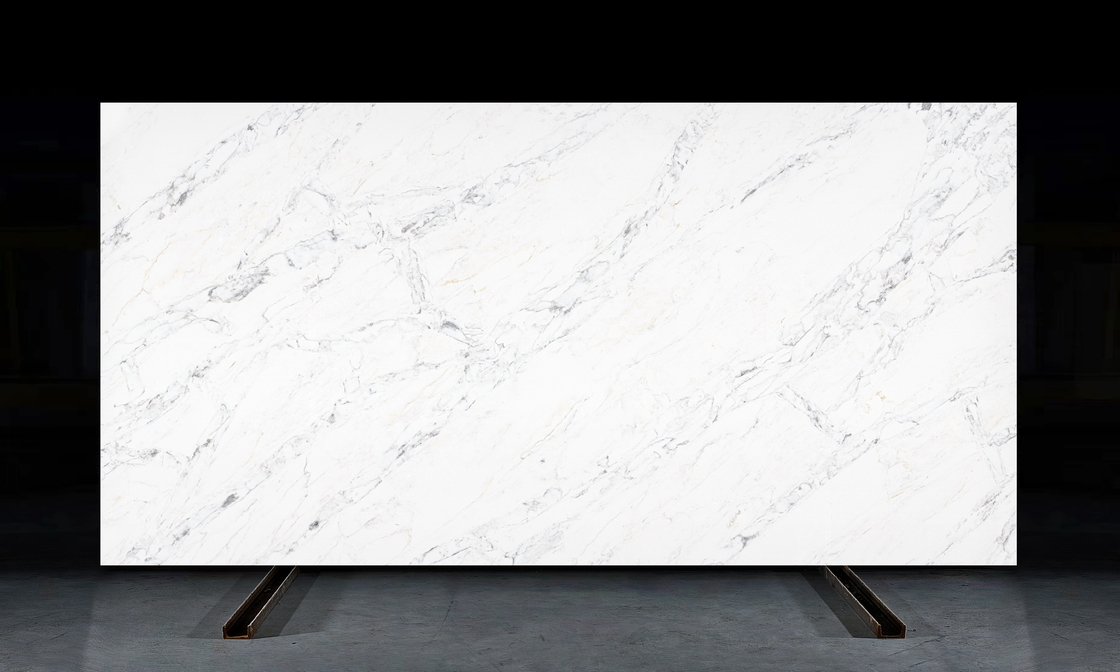 OLK7116 Surface de quartz blanc Passerby série fournisseur de matériaux ménagers irremplaçables Excellentes propriétés optiques Terrain blanc