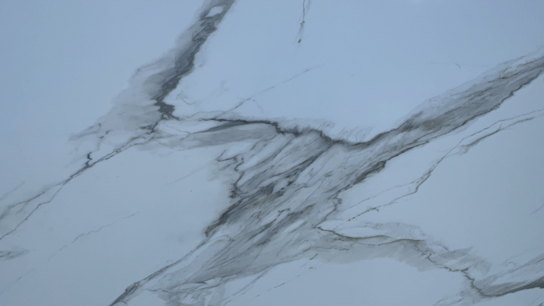 OLK1003G Calacatta Gold Nouvelle collection Vaine à corps complet Imprimé en pierre de quartz HD technologie d'impression à jet d'encre Slab