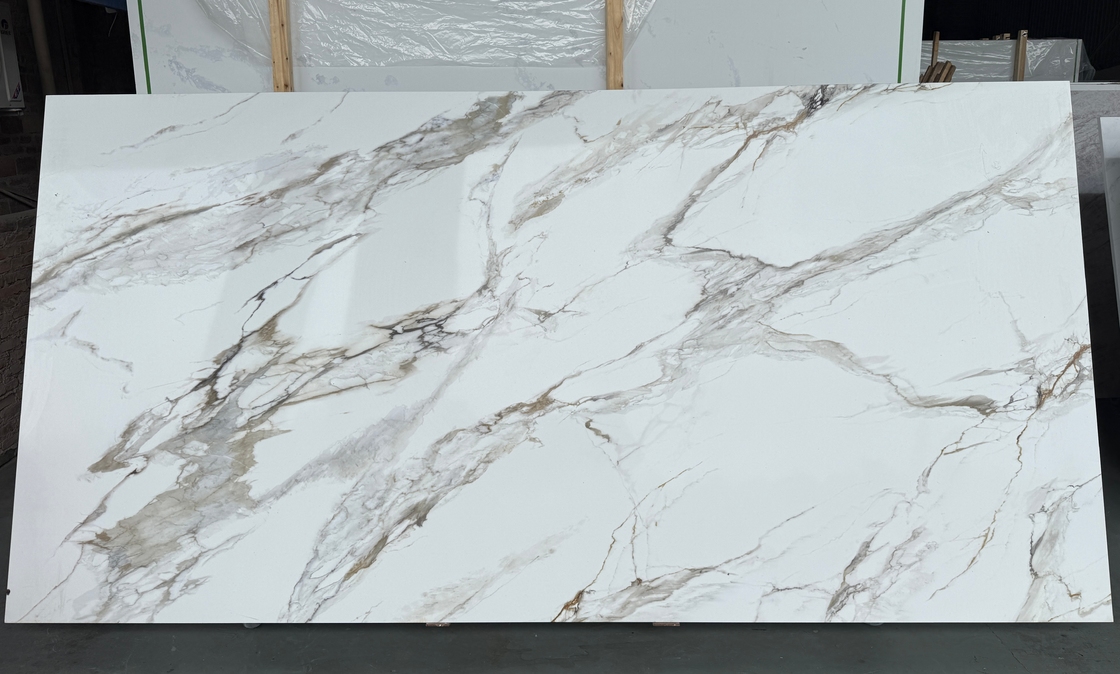 OLK1003G Calacatta Gold Nouvelle collection Vaine à corps complet Imprimé en pierre de quartz HD technologie d'impression à jet d'encre Slab